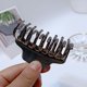 thumbnail image 4 of Pinza para el cabello de aleación retro para niñas (plata brillante), pinza para el cabello punk grande, pinza para el cabello con garra para mujer, accesorios de baño para cabello grueso, 4 of 5