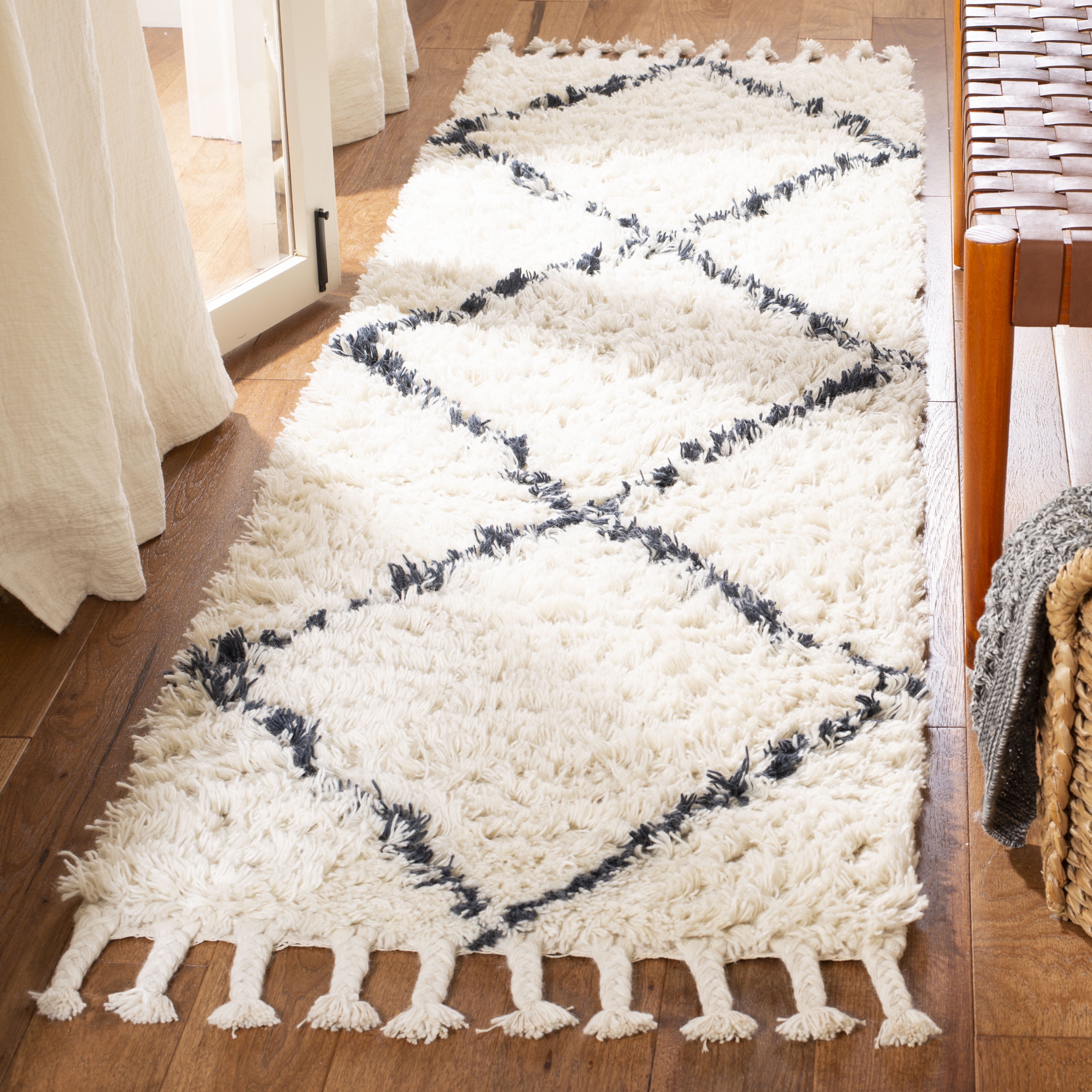 SAFAVIEH Casablanca Anderson Geometric Wool Shag Runner Rug, Ivory/Grey, 2'3' x 8'