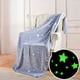 thumbnail image 5 of Manta que brilla en la oscuridad | Manta suave, cálida y afelpada para niñas, niños y adolescentes | Manta luminosa para todas las estaciones, ideal para cama, sofá o viajes | Azul cielo y gris, 5 of 5