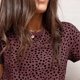 thumbnail image 3 of Camisa con estampado de puntos de leopardo para mujer, camiseta informal holgada con cuello redondo y manga corta para fiesta de trabajo diaria, 3 of 6