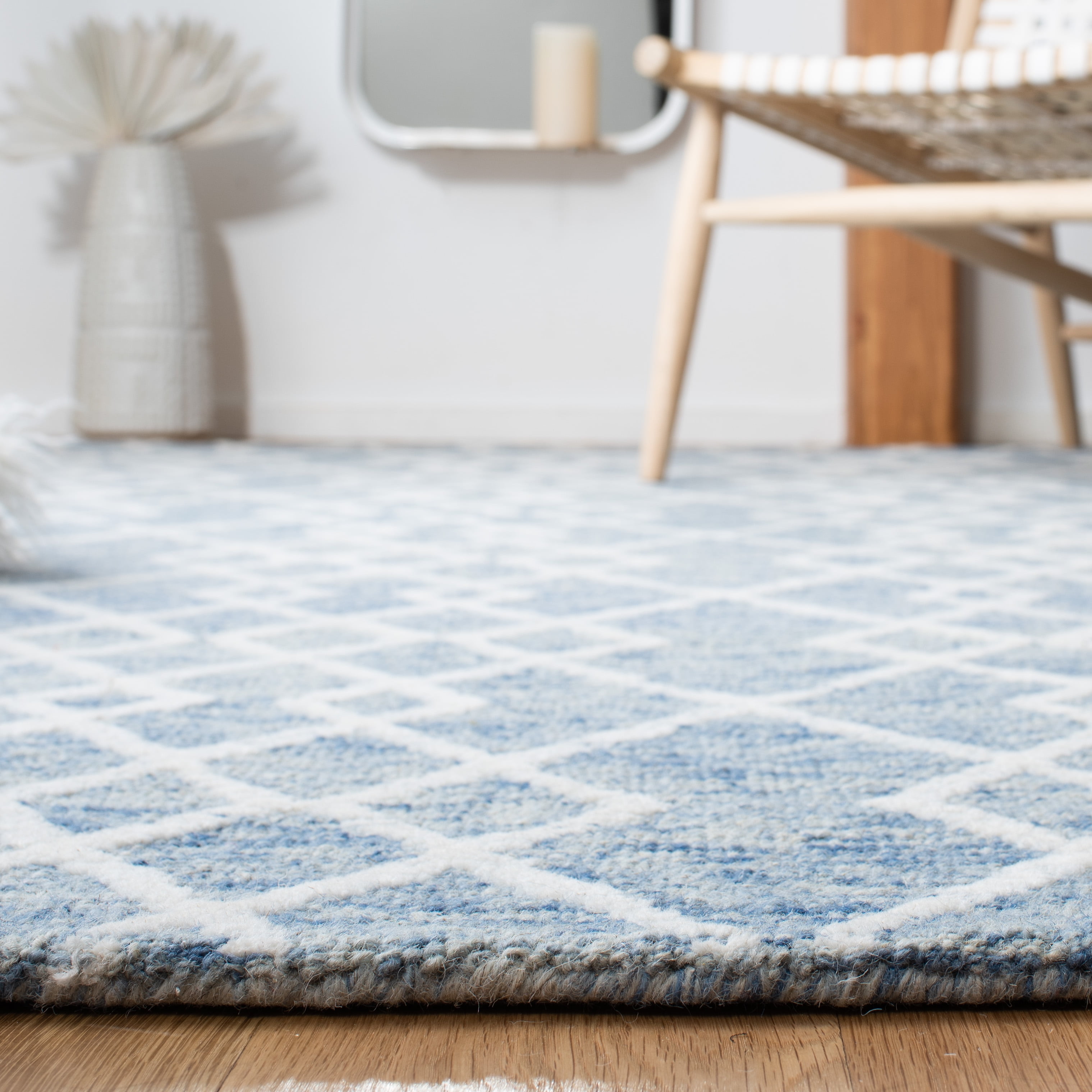 SAFAVIEH Metro Jenny Diamond Area Rug, Blue/Ivory, 6' x 6' Round