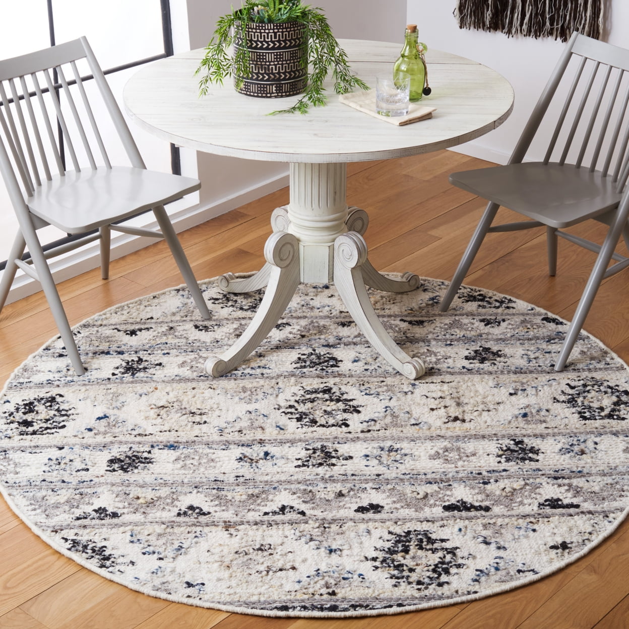 SAFAVIEH Manhattan Cenric Southwestern Area Rug, Ivory/Black, 6' x 6' Round