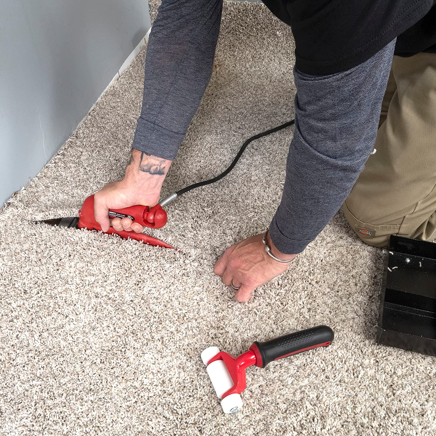 Roberts Deluxe Heat Bond Carpet Iron - Non-Stick Grooved Base - Red — Residential Use, Standard Application