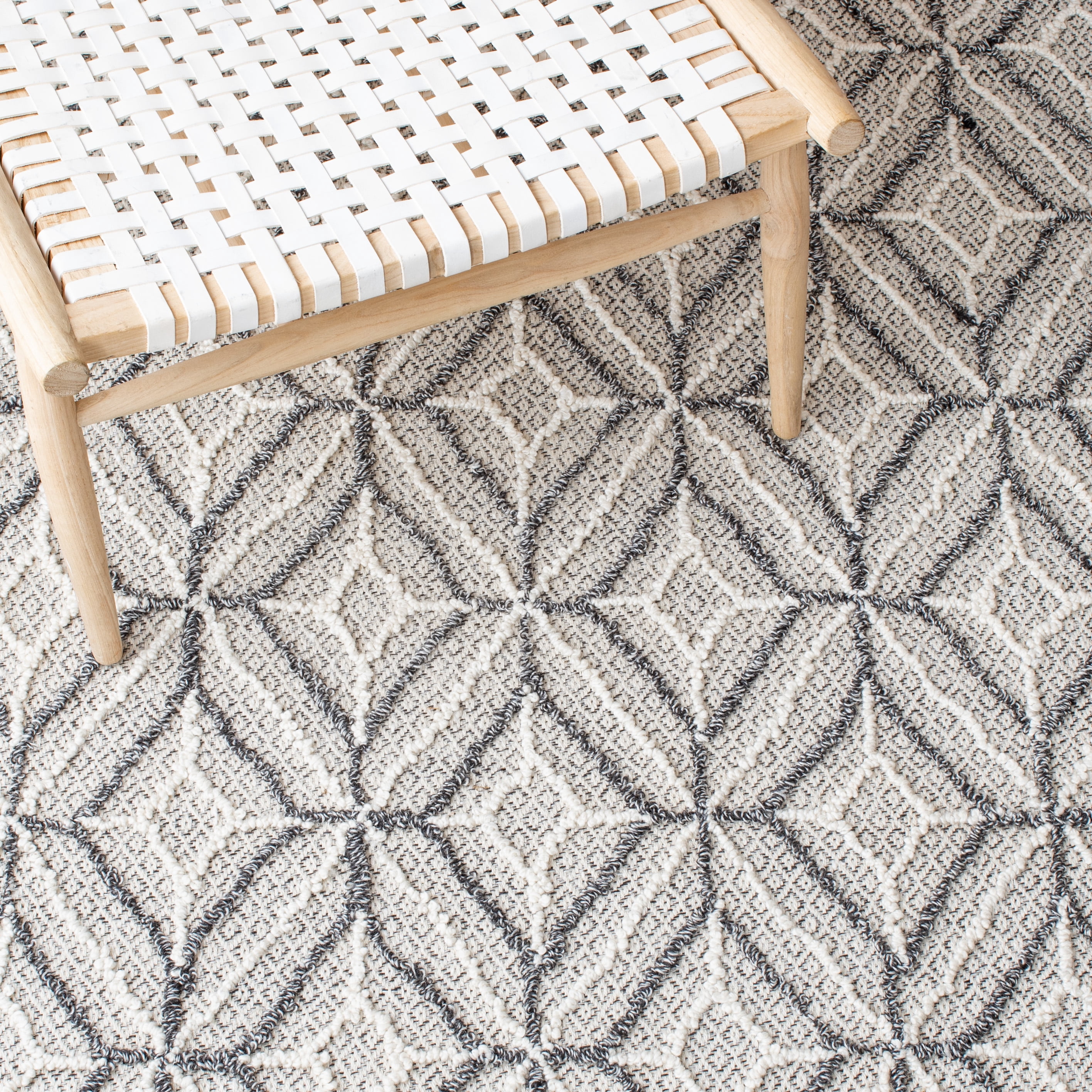SAFAVIEH Trace Gervase Geometric Wool Area Rug, Grey/Black, 6' x 6' Square