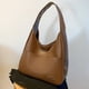 thumbnail image 3 of Bolso retro de gran capacidad, bolso de mano texturizado para mujer, bolso de hombro de clase de estudiante universitario, bolso casual simple, 3 of 6