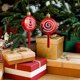 thumbnail image 3 of Adornos navideños, juego de 2 gorros navideños y bastones de carameloDecoraciones navideñasColgantes pequeños, 3 of 5