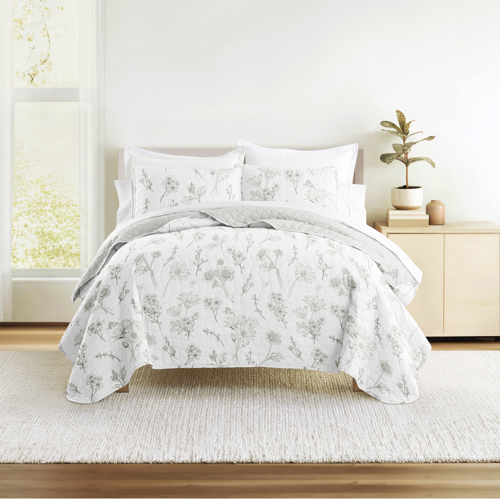 Lightweight Quilt Set Super Soft Wrinkle Resistant Quilted Coverlet Floral Patterns by Comfort Canopy