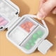 thumbnail image 4 of Dispensador de medicamentos rectangular de plástico | Cortador de pastillas ajustable | Organizador portátil de tabletas de plástico blanco | Dosificación precisa para viajes, oficina y uso doméstico, 4 of 4