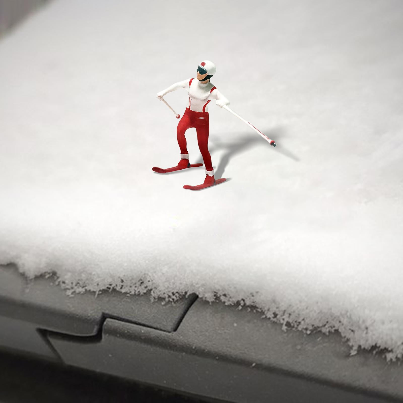 2pcs 1:64 Resin Skiing Characters Tiny People Figure Street Table Diorama Model Children Toys Accs