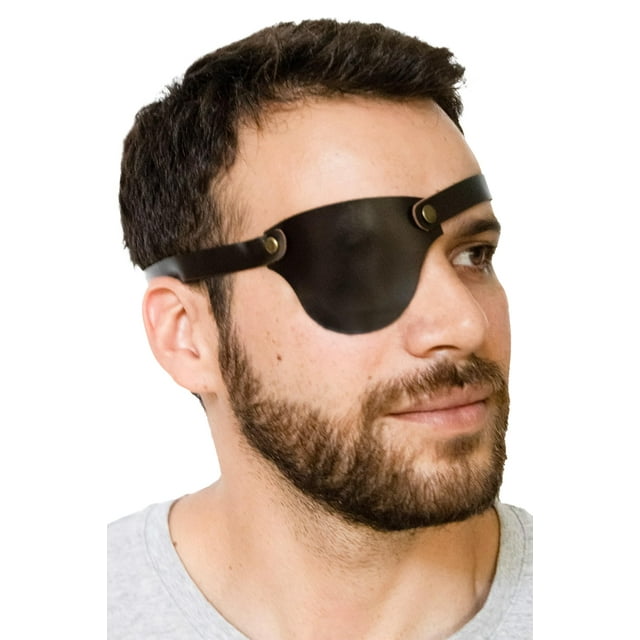 parche de piel andina para adultos, ojo derecho e izquierdo negro Andean Leather — vista frontal centrada de un adulto con parche ocular negro de cuero en el ojo derecho, forma ovalada lisa y correa ajustable alrededor de la cabeza; pensado para uso médico o como accesorio de disfraz, y también suele emplearse como complemento de vestuario en fiestas.