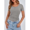 thumbnail image 3 of Remera PRETTYGARDEN 2025 Henley Ajustada con Botones Gris, 3 of 8