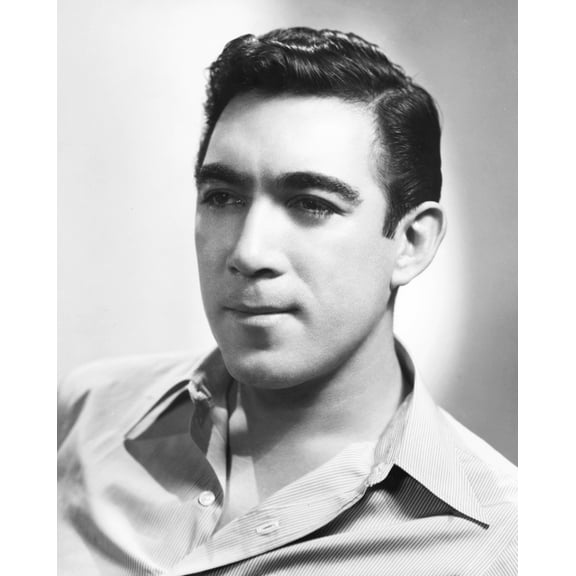 Anthony Quinn 1940S Photo Print (16 x 20)