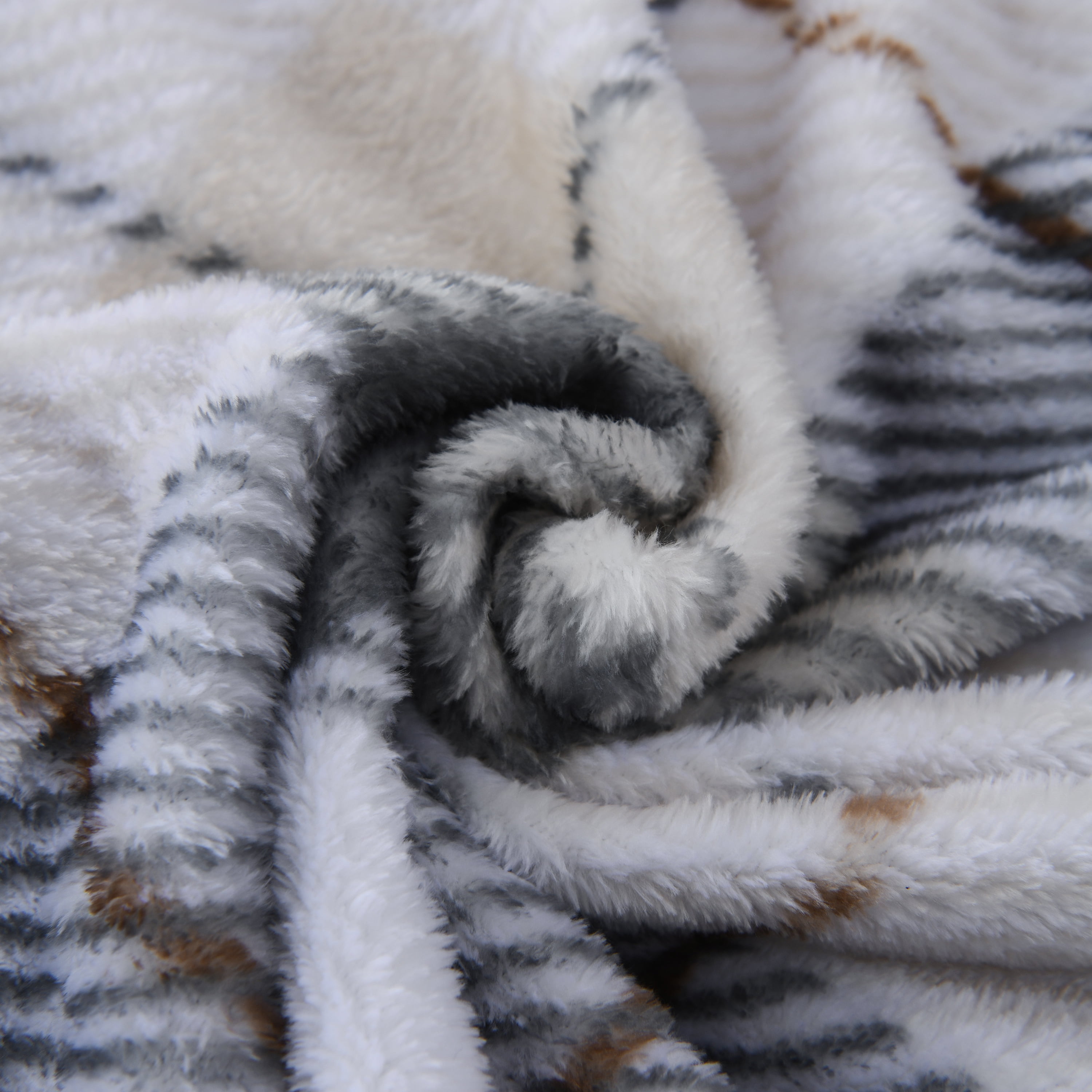 Mainstays Super Soft Plush Neutral Plaid Bed Blanket, Full/Queen Size, 90 x 90 in