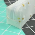 thumbnail image 3 of Estuche de plástico transparente con diseño de margaritas, bolsa de papelería, bolsa de maquillaje, organizador de lápices para la escuela y la oficina (blanco + transparente, 2 piezas), 3 of 5