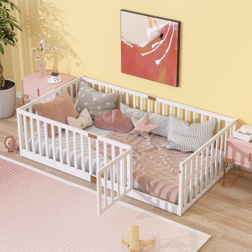 Cama de piso de tamaño doble con barandillas de valla alta, con puerta, cama de madera de goma con barandillas de seguridad
