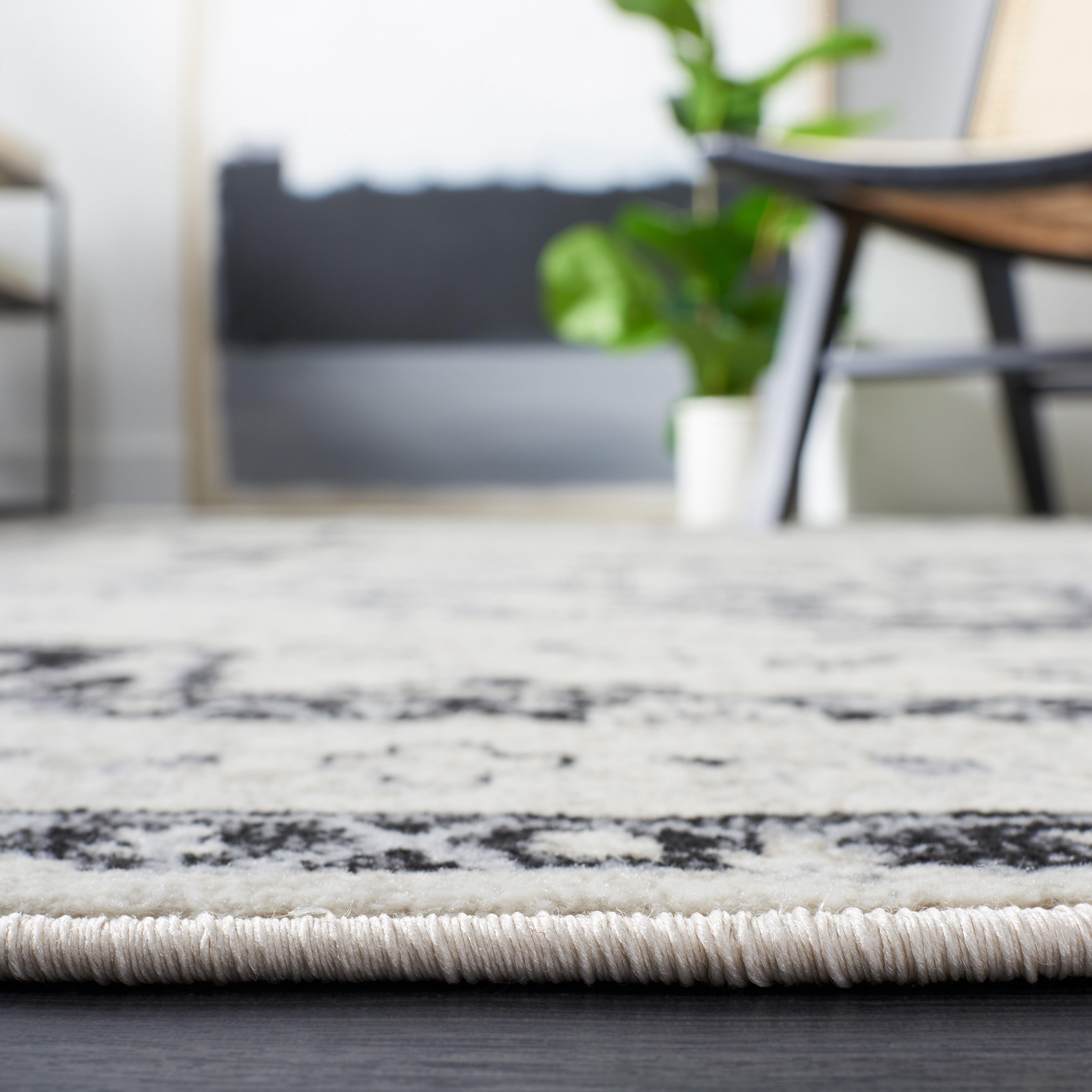 SAFAVIEH Brentwood Ezra Oriental Area Rug, Ivory/Black, 5'3" x 7'6"
