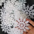 thumbnail image 2 of Paquete de 36 adornos de copo de nieve blancos de plástico, decoraciones navideñas de invierno, decoraciones colgantes de copo de nieve para el árbol de Navidad del país de las maravillas de invierno, 2 of 4