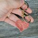 thumbnail image 5 of Llavero de Corazón y Melocotón para San Valentín | Llavero de Aleación con Forma de Corazón para Mochila, Bolso y Móvil | Regalo Romántico para Parejas | 9,5 X 4 Cm | Rosa, Rojo, Blanco, Dorado, 5 of 6