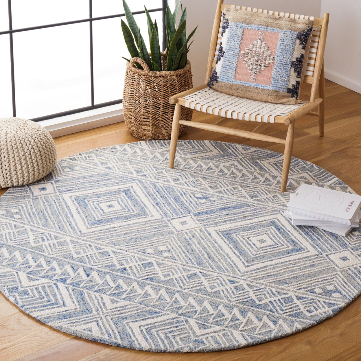 SAFAVIEH Metro Padraic Medallion Area Rug, Blue/Ivory, 4' x 6'