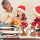 thumbnail image 2 of 10 botellas de bebida navideñas de hombre de jengibre con 10 sombreros y 10 bufandas, botellas de plástico reutilizables para jugo de Navidad con tapas, recipientes transparentes para jugo y bebida, 2 of 6