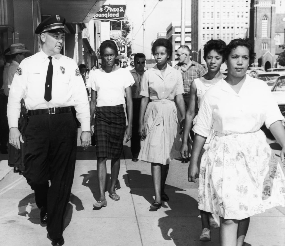 Mississippi SitIn 1963 NjL Ray Deputy Police Chief Of Jackson Mississippi Escorts Four African