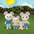 thumbnail image 4 of Sunny Days Entertainment Familia de ratones Honey Bee Acres Cheddars - 4 muñecas flocadas en miniatura | Pequeñas Figuras Coleccionables | Juguetes de simulación para niños, 4 of 5
