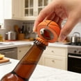 thumbnail image 2 of Con un diseño esférico para un fácil manejo con una sola mano, apto para bebidas en lata o botella; también puede usarse como llavero o imán para la nevera., 2 of 6