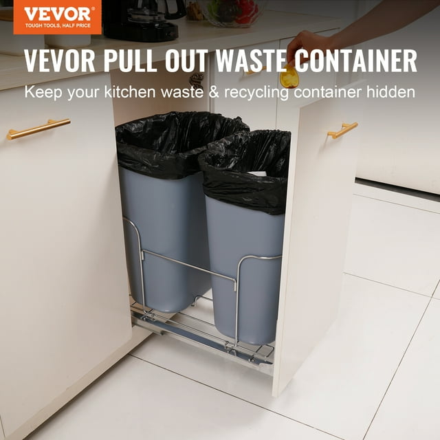 vevor bote de basura extraíble, 35lx2 contenedores dobles, contenedor de residuos de cocina de montaje inferior con kit de montaje deslizante y puerta, capacidad de carga de 110 libras frontal del sistema instalado con un cubo parcialmente extraído: dos contenedores de 35 L montados en marco de hierro sobre rieles deslizantes con soportes para puerta y bolsas negras visibles, guía metálica y riel desplegado dentro del gabinete blanco; ideal para organización bajo gabinete y clasificación de residuos; a menudo usado para separar reciclaje y basura.