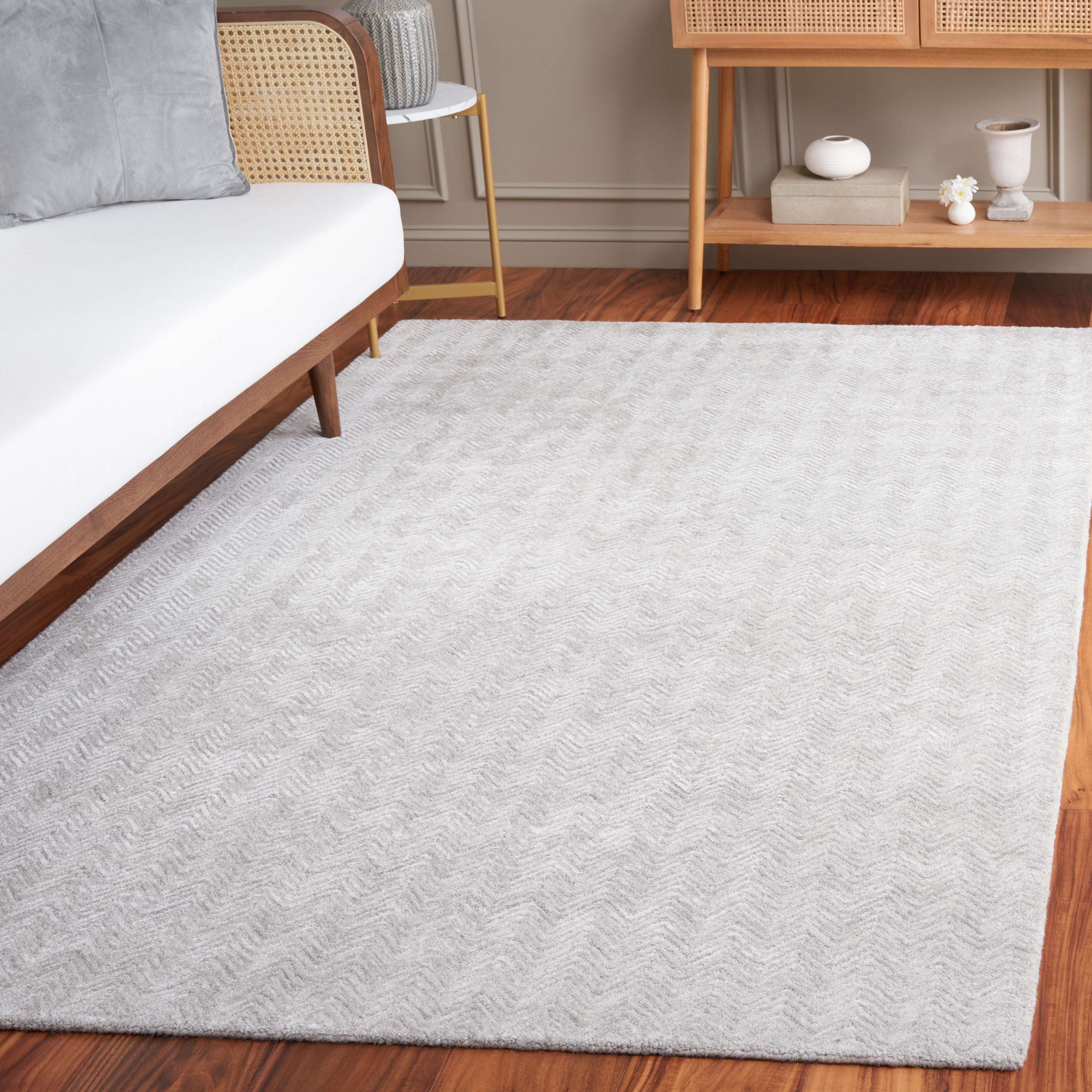 SAFAVIEH Glamour Flanagan Wavy Striped Area Rug, Gray/Ivory, 5' x 8'
