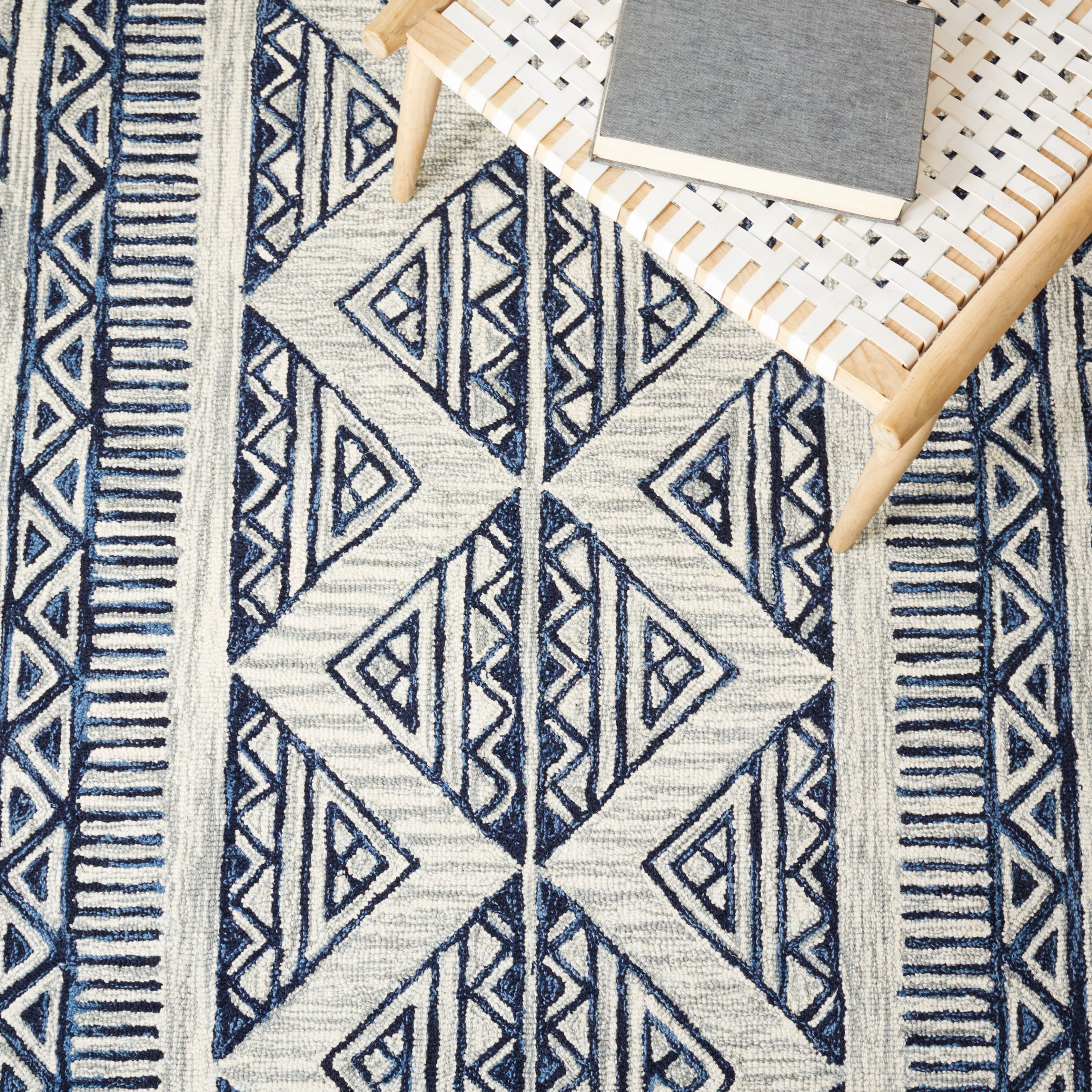 SAFAVIEH Metro Andrew Diamond Area Rug, Blue/Ivory, 6' x 6' Square