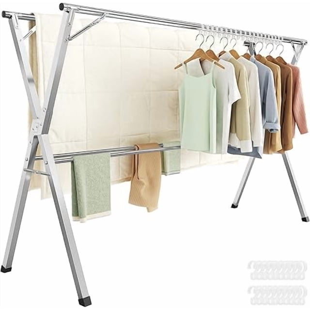 songmics tendedero, secador de pie extensible 133-200 cm plegable, gris paloma; vista frontal 3/4 con marco en X de acero inoxidable, dos rieles separadas 46 cm y varillas extendidas con camisas y toallas colgadas, almohadillas antideslizantes en las patas y soporte inferior; diseñado para uso interior y exterior, y a menudo usado para colgar ropa delicada al aire.
