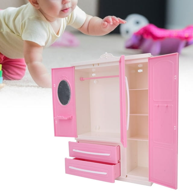 muebles para muñecas buyweek armario para casa de muñecas 3 puertas multicolor, vista frontal con puertas abiertas que revelan barra para colgar, tres estantes en un lado y dos cajones inferiores extraíbles; plástico moldeado de acabado liso con detalles en rosa y blanco. Apto como accesorio de juego para muñecas y a menudo usado también para organizar pequeños accesorios de juguete.