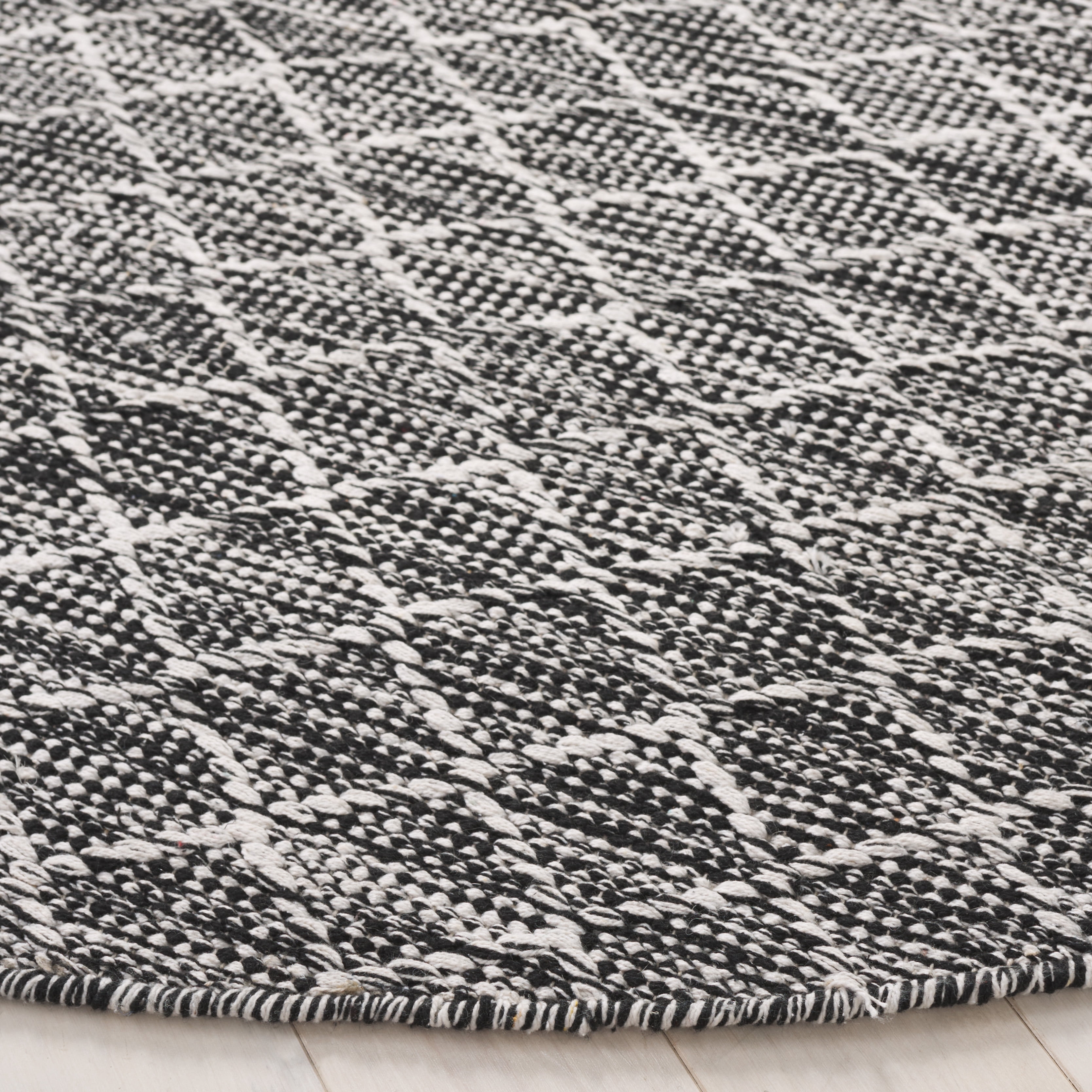 SAFAVIEH Ebony Aisha Diamond Cotton Area Rug, Ivory/Black, 6' x 6' Round