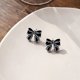 thumbnail image 4 of Pendientes de perla negra con lazo Pendientes elegantes y delicados, 4 of 5