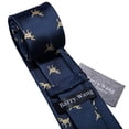 thumbnail image 3 of Set de corbatas Barry.Wang con diseño de dinosaurio, seda azul, 8,5 cm, 150 cm, 3 of 8