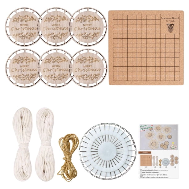 Rodajas de madera redondas con trozos de madera de cuerda para hacer adornos navideños con el kit de manualidades DIY. Set D