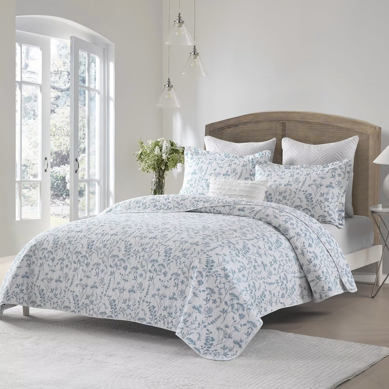 Bedduvit Blue & White Floral King Size Quilt - 100% Cotton Spring Flower Reversible Garden Country Quilt Bedspread, Lightweight Breathable King Quilt, 3-Piece Comforter Set for All Season 98"x106"