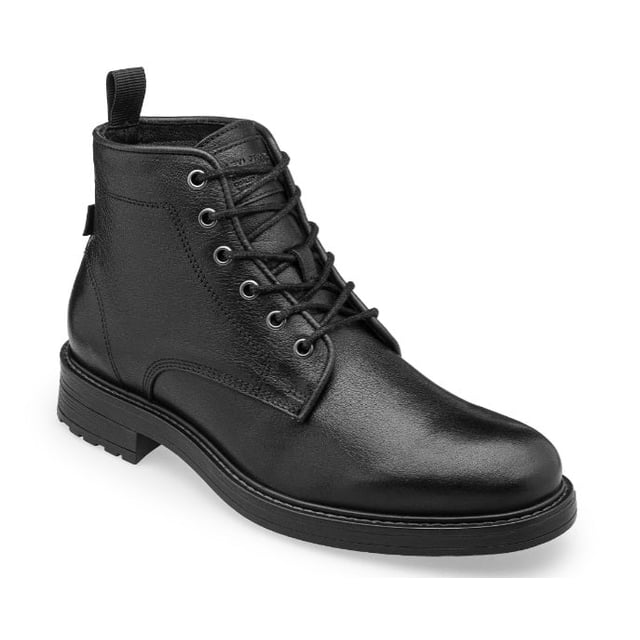 zapato casual tipo bota levis l2123261 black bota para hombre negra, vista 3/4 frontal con cordones en ojales metálicos, empeine liso tipo piel, suela estriada de tacón bajo, tirador trasero y etiqueta lateral Levi's visible sobre fondo blanco; también suele usarse como bota urbana para viajes cortos.