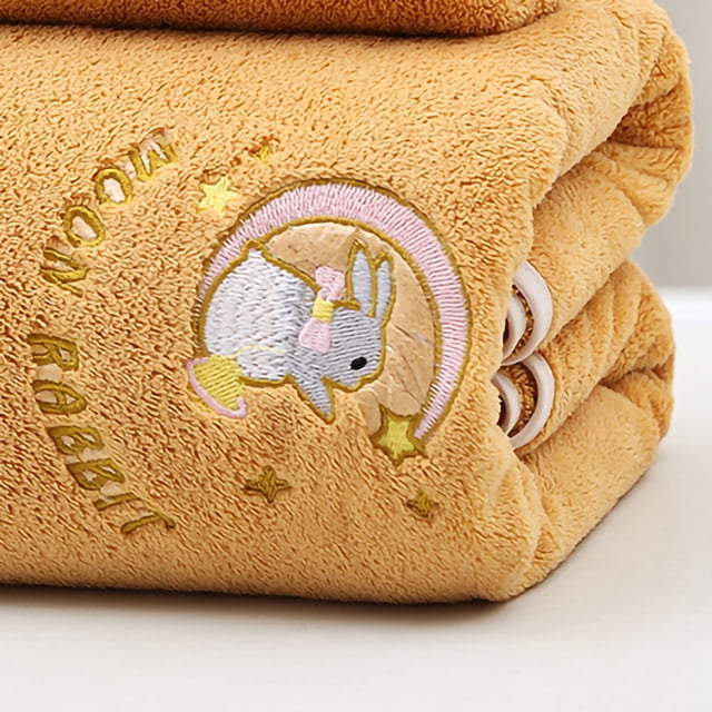 toallas absorbentes,toalla de baño toalla de baño de lana coralina toallas de baño de secado rápido funcionalidad versátil jadeshay a Toalla de coralina Color de la imagen (tono mostaza) doblada en vista frontal con bordado de conejito y estrellas, textura polar coral de alta densidad y pelo corto, borde cosido; apilada sobre superficie clara, indicada para gimnasio, playa y viajes.