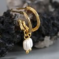 thumbnail image 2 of Pendientes DE aro NQ chapados en oro DE 14 quilates con perla barroca, 2 of 5