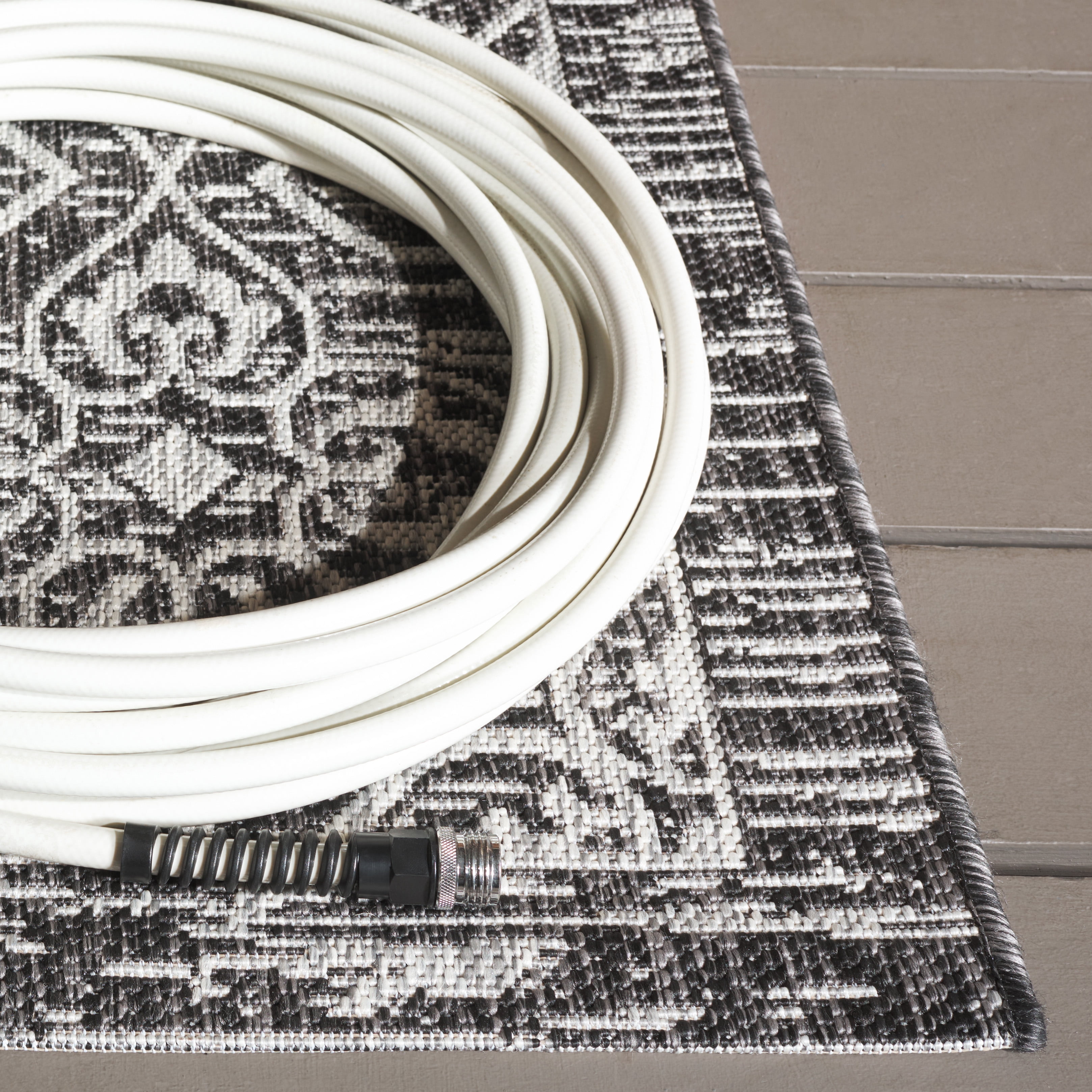 SAFAVIEH Courtyard Amber Damask Indoor/Outdoor Area Rug, Black/Light Grey, 5'3" x 7'7"