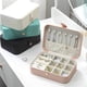 thumbnail image 4 of Joyero para niñas y mujeres, pequeño estuche organizador de joyas de viaje, cajas de almacenamiento de joyas portátiles de cuero PU, soporte para anillos, pendientes, collares, pulseras, regalo para, 4 of 5