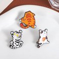 thumbnail image 2 of Juego de broches para blusa esmaltados con forma de gato con dibujos animados, 3 unidades, 2 of 3