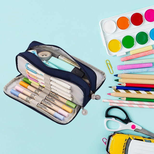 estuche para útiles escolares, estuche de lona para lápices, estuche grande para lápices, estuches para lápices de gran capacidad, claridad notable estuche multicolor de lona 21×5×9 cm abierto mostrando dos cremalleras y tres compartimentos; ranuras elásticas con marcadores y bolígrafos, bolsillo de malla y compartimento principal con regla y tijeras sobre fondo azul claro. Ideal para escuela, viaje o neceser diario.