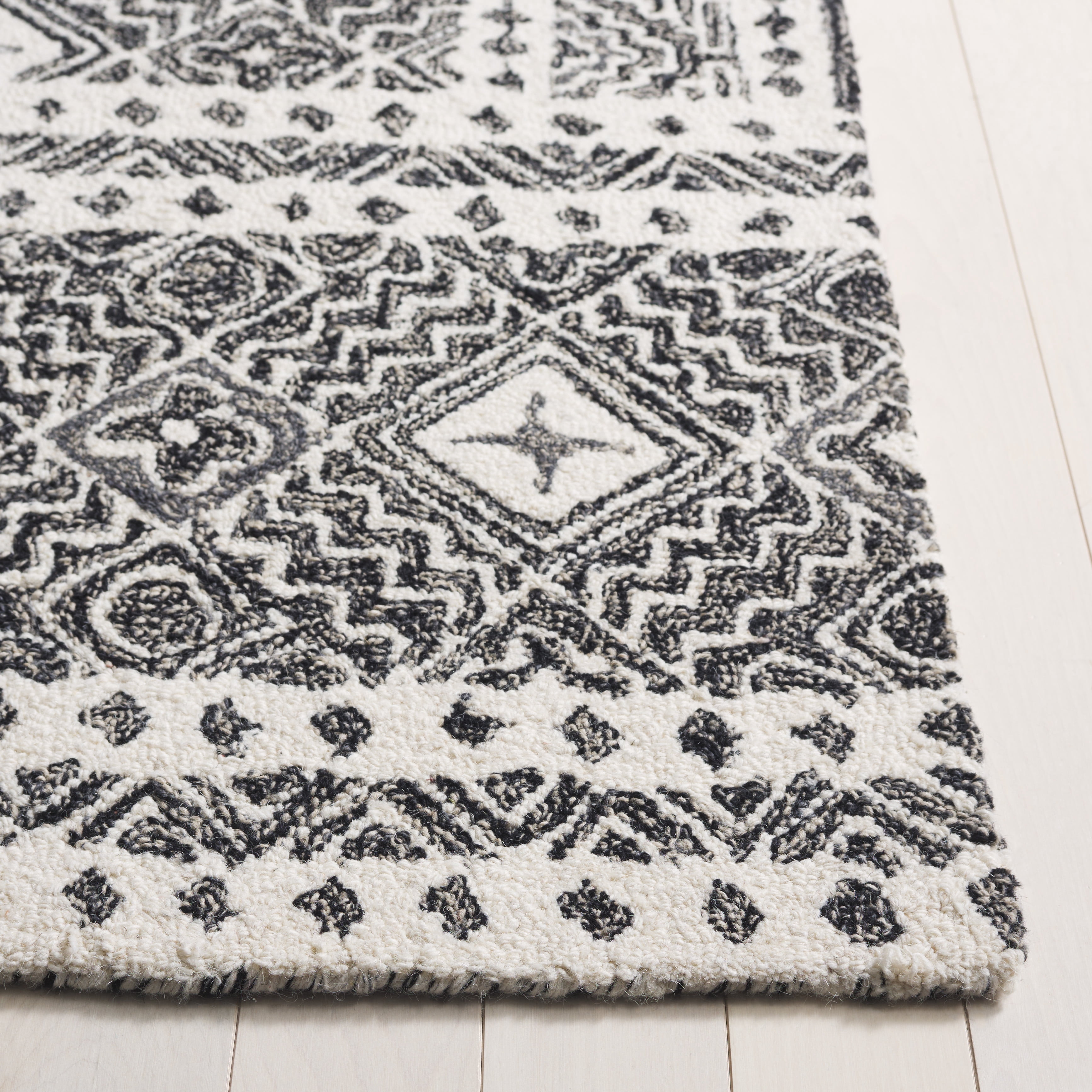 SAFAVIEH Micro-Loop Aditya Geometric Runner Rug, Black/Ivory, 2'3" x 7'