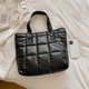 thumbnail image 4 of Bolso bandolera de nailon para mujer, diseño con espacio, bandolera acolchada, de color liso, 4 of 9