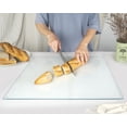 thumbnail image 3 of Tabla de cortar Kitchenville de vidrio templado de 40 x 30 cm, diseño transparente, 3 of 7