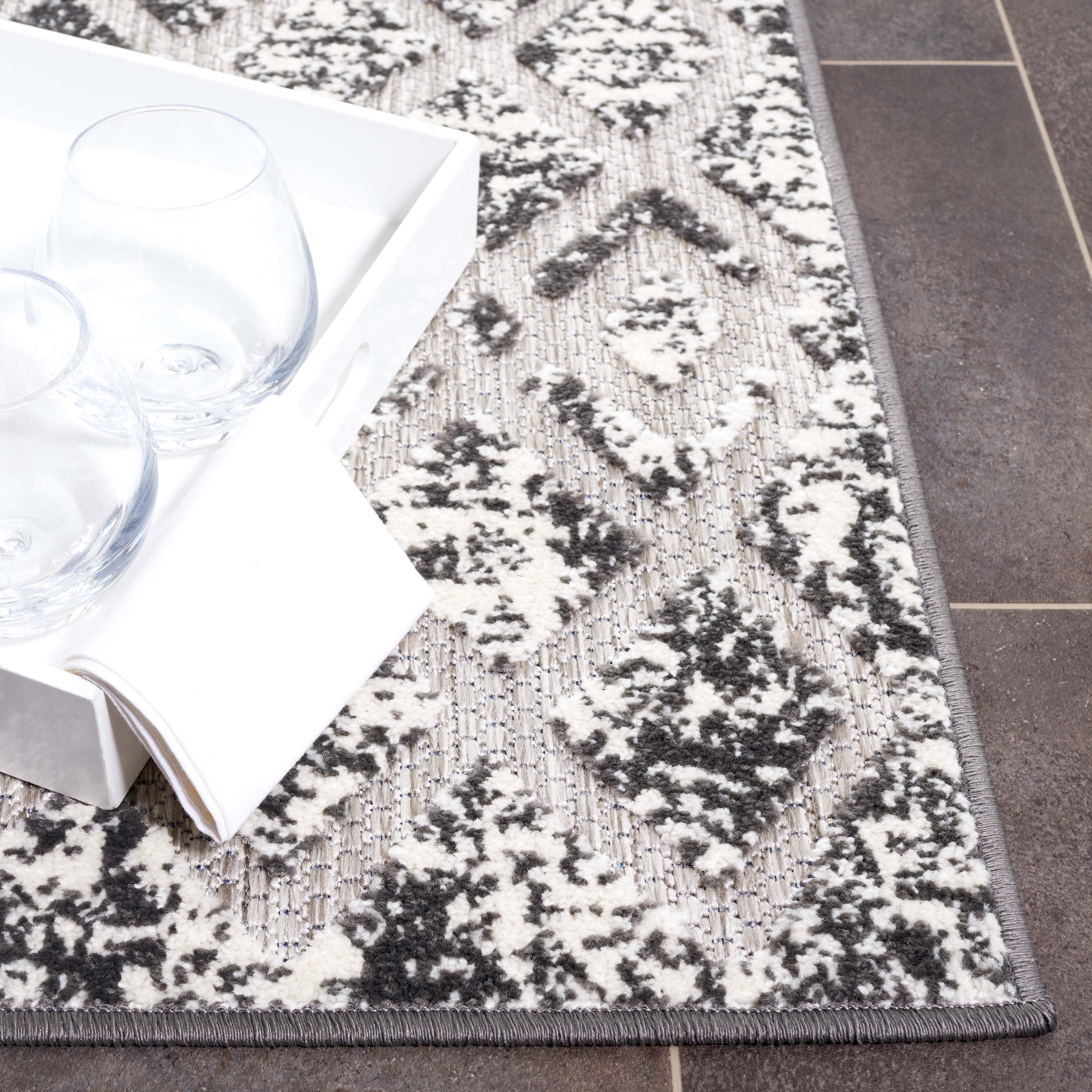 SAFAVIEH Cottage Jytte Geometric Indoor/Outdoor Area Rug, Grey, 5'3" x 7'7"