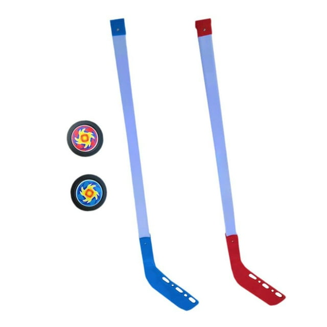 juego de palo y pelota de hockey, palos de hockey callejeros, cómodo juego de palos de hockey 70 cm dos palos de 70 cm en PVC con hojas perforadas, uno con hoja azul y remate superior azul y otro con hoja roja y remate rojo; incluye dos pelotas suaves negras con diseño colorido. Vista frontal centrada sobre fondo blanco, apto para uso interior y exterior; a menudo usado para juegos infantiles y actividades de grupo en fiestas.