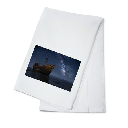 Ship Wreck under Milky Way - Lantern Press Photography (100% Cotton Kitchen (Under The Milky Way The Best Of The Church)